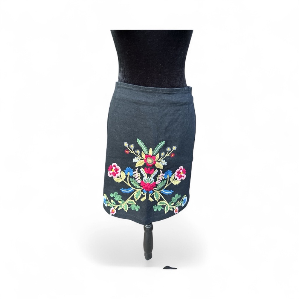 EUC V Cristina Black Floral Embroidered Pencil Skirt with Stretch - Picture 1 of 4